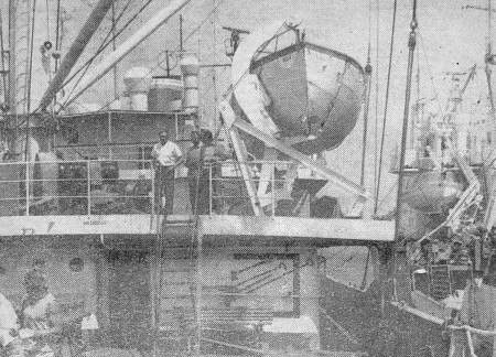Команда судна занята   погрузкой рыбопродукции - ТР Бора 20 11 1976