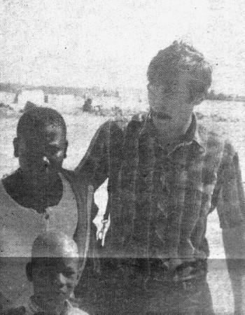 Викис Ю. старпом с мавританскими детьми -  РТМ-7229 Юхан Смуул в порт Нуадибу 14 04 1984