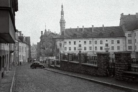 Еще одна улица Эдуарда Вильде была до  1953  в центре Таллина  - потом назвали ее улицей  Старого Томаса