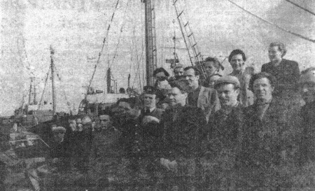 первый комсомольско-молодежный экипаж рефрижератора РР-1282. Третий справа — капитан С. Хорохонов – 1959 год