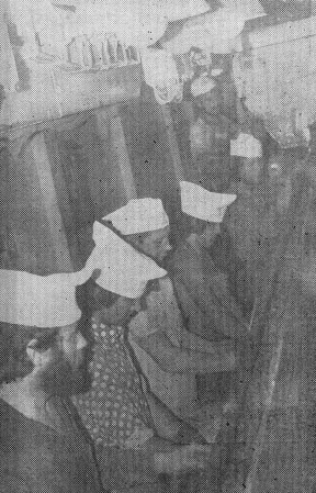 Моряки  на расфасовке рыбы – ПБ Станислав Монюшко  06 02 1979  фото В. Грузинова