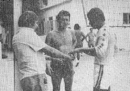 Клочев А. капитан волейбольной команды (справа) с товарищами в посольстве СССР в г.  Ломе – ТР Бора 16 08 1979
