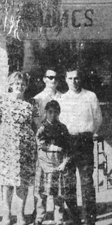 В Касабланке (Марокко) члены экипажа судна  с местной  девочкой  - ПР Саяны 25 11 1967