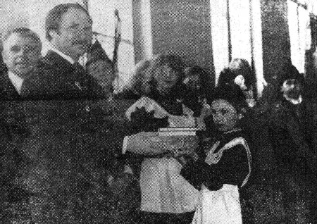Архипов В. вручает памятный подарок от экипажа СТМ-8343 Озаричи  –  Озаричи Белоруссия  12 02 1985