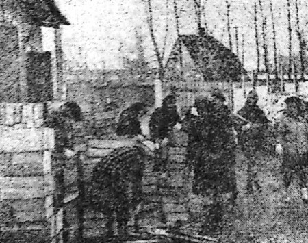 Группа бухгалтеров  из ТБРФ готовит банкотару для погрузки на ПБ Станислав Монюшко на субботнике – 16 04 1969