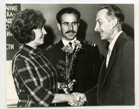Шалашов-Марковит П. агитатор Общества Знагия при парткоме получает цветы на семинаре 1967