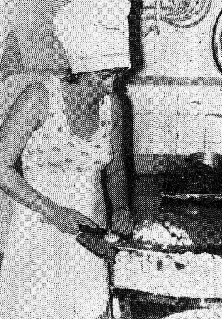 Солодкая Ольга повар готовит обед - ПБ Станислав Монюшко 20 10 1979