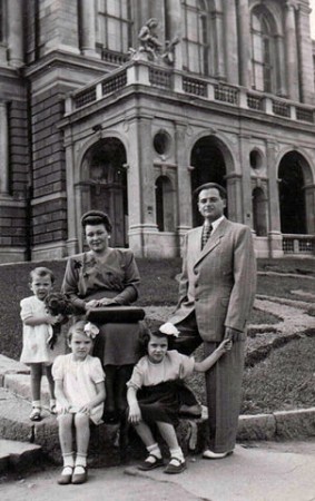 Ирина Конторович  около мамы.Сестры Лена и Вика сидят.Папа держит Вику.У папы отпуск,в Одессе 1952-1953