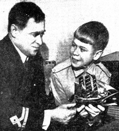 Чикин В . Г. с сыном -  9 май 1969