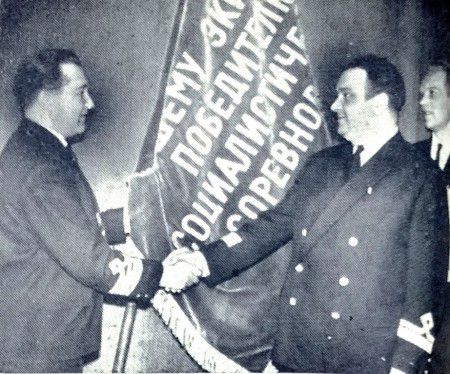 Чернухин В.  В. начальник  ТБОРФ   награждает  капитана  ТР   Иней   А.  Сиемера  -  01 05 1965  год