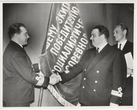 Сиемер А. капитан-директор получает переходящее красное знамя -  ТР Иней 1964