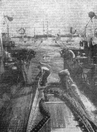Рыбаки отдают трал - БМРТ-229  14 01 1967 фото В. Рубана