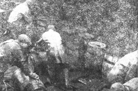Идет погрузка сельди на плавбазу Урал – 06 04 1963