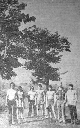 члены экипажа на экскурсии в окрестностях деревни Анго-Анго (Республика Заир) - ТР Иней 08 07 1975