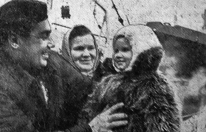 Миронов Николай повар, 10 лет на флоте,   внучка  Леночка и супруга Мария Васильевна провожают его в рейс – ТБОРФ 05 02 1966
