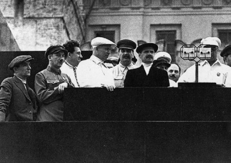 На боковой трибуне Мавзолея. Слева направо  Г. М. Димитров, Г. Г. Ягода, Г. Е. Зиновьев, Н. С. Хрущев, И. В. Сталин, A.A. Андреев. 1936 г.