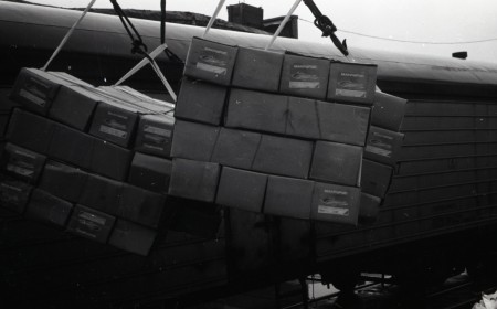 Погрузка ящиков с рыбой в вагон в порту Пальяссааре
