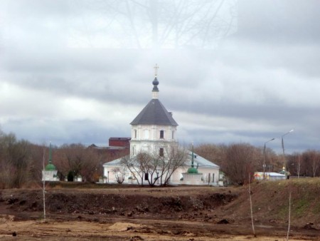 Тверь - на  берегу  Тьмаки  виднеется  Покровская церковь.