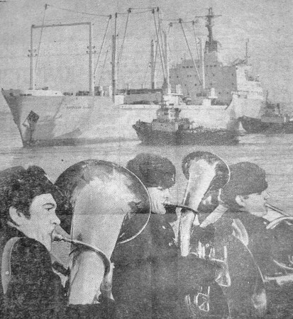 Экипаж  ТР Нарвский залив встречали   с   музыкой -   08 01 1976