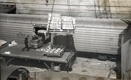 Погрузка коробов с рыбой, выгруженных с рефрижераторного судна, в вагоны в порту Пальяссааре 1983