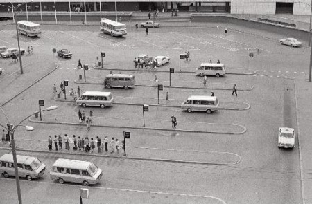 остановка маршрутного такси у отеля Виру   в Талинне 1977