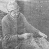 Раав Велло матрос-рыбообработчик занят ремонтом трала - БМРТ-350  ЭВАЛЬД   ТАММЛААН 10 09 1974