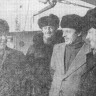 Огородник Алексей капитан (слева) беседует с передовиками судна – СРТР-9082  20 02 1979