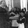 Архипов В. вручает памятный подарок от экипажа СТМ-8343 Озаричи  –  Озаричи Белоруссия  12 02 1985