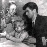 Шараев Евгений   3-й механик БМРТ- Каскад  с дочками Мариной и Кристиной - апрель 01 мая 1968