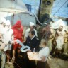 капитан Анатолий Васильевич Авдеев вручает Нептуну ключи к  РТМС-7508 Батилиман 1978 год.  Экватор