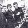 Чомахидзе Т., В. Самбла, B. Зимовский и Р. Беркутов изучают локатор на курсах ЭПУРП – 15 02 1967